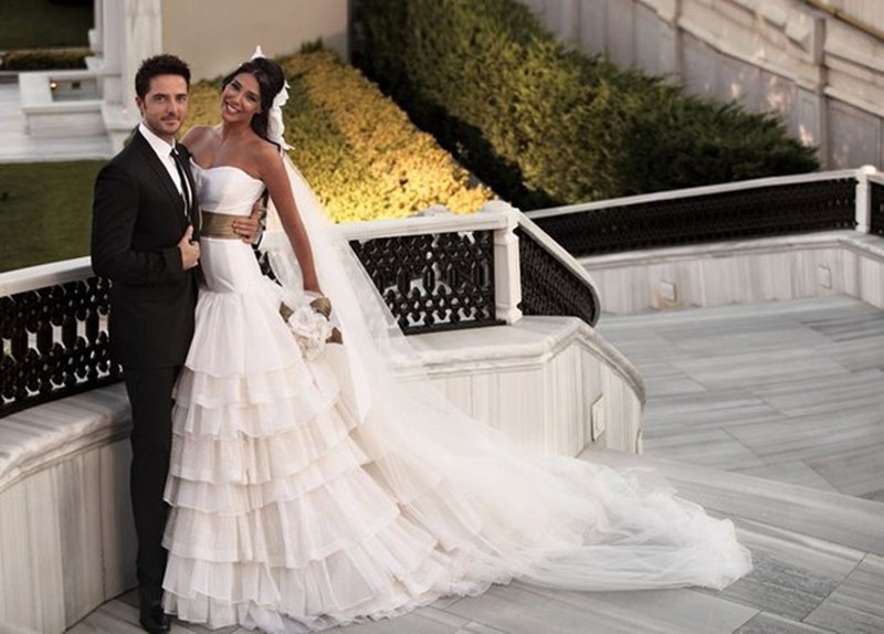 Evlilikleri ile zamanında gündeme oturan ünlü isimlerin seçtiği gelinlikler... A24