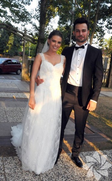 Evlilikleri ile zamanında gündeme oturan ünlü isimlerin seçtiği gelinlikler... A24