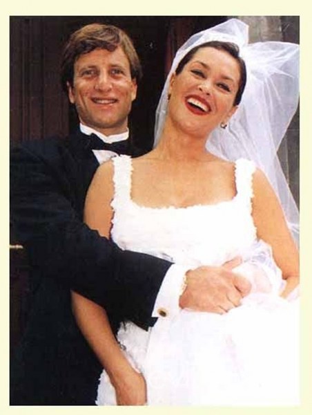 Evlilikleri ile zamanında gündeme oturan ünlü isimlerin seçtiği gelinlikler... A24