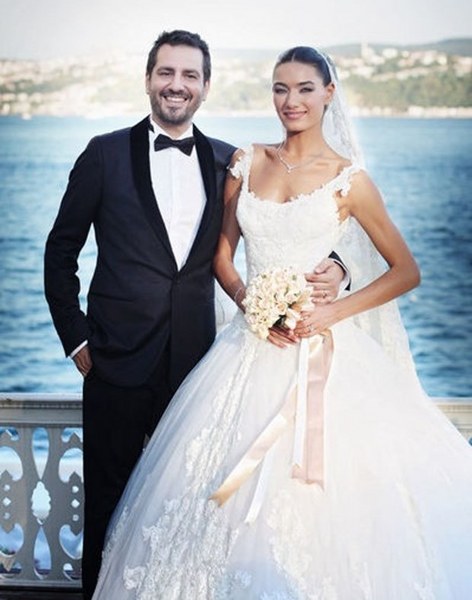 Evlilikleri ile zamanında gündeme oturan ünlü isimlerin seçtiği gelinlikler... A24