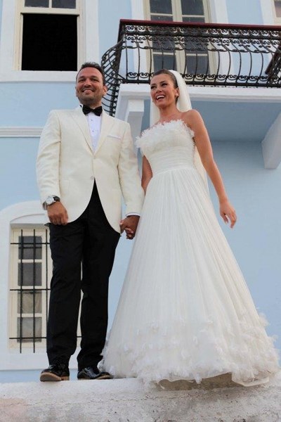 Evlilikleri ile zamanında gündeme oturan ünlü isimlerin seçtiği gelinlikler... A24