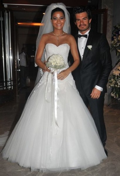 Evlilikleri ile zamanında gündeme oturan ünlü isimlerin seçtiği gelinlikler... A24