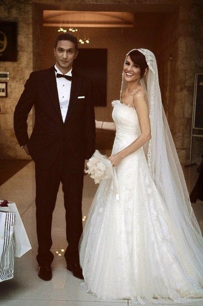 Evlilikleri ile zamanında gündeme oturan ünlü isimlerin seçtiği gelinlikler... A24