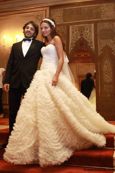 Evlilikleri ile zamanında gündeme oturan ünlü isimlerin seçtiği gelinlikler... A24