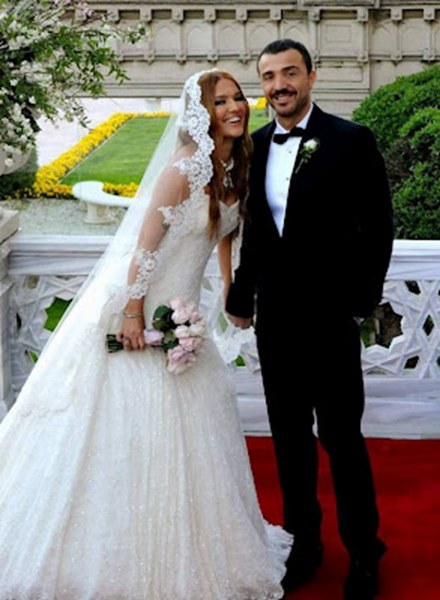 Evlilikleri ile zamanında gündeme oturan ünlü isimlerin seçtiği gelinlikler... A24