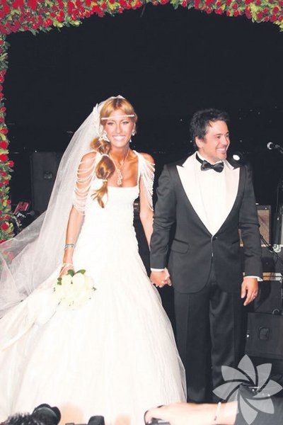 Evlilikleri ile zamanında gündeme oturan ünlü isimlerin seçtiği gelinlikler... A24