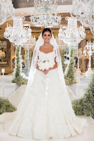 Evlilikleri ile zamanında gündeme oturan ünlü isimlerin seçtiği gelinlikler... A24