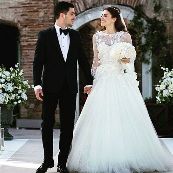 Evlilikleri ile zamanında gündeme oturan ünlü isimlerin seçtiği gelinlikler... A24