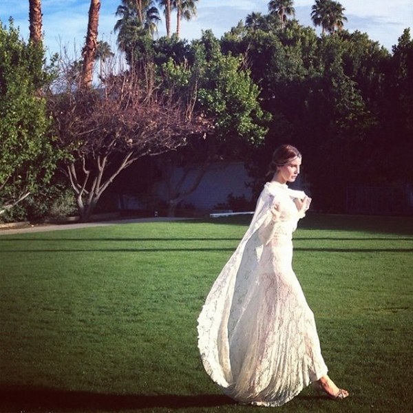 Evlilikleri ile zamanında gündeme oturan ünlü isimlerin seçtiği gelinlikler... A24