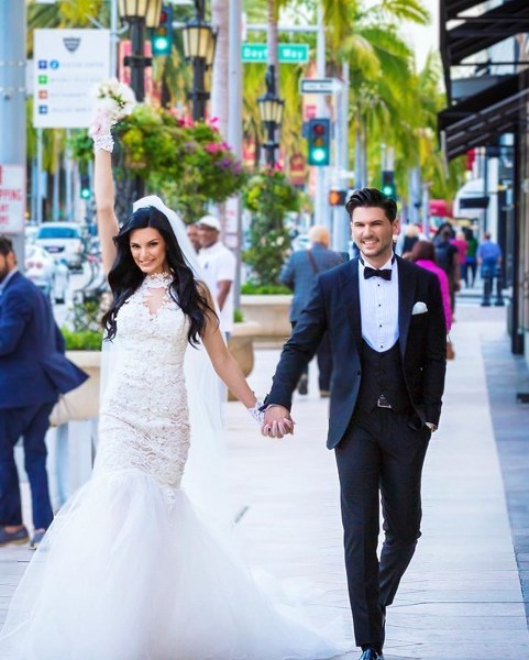 Evlilikleri ile zamanında gündeme oturan ünlü isimlerin seçtiği gelinlikler... A24