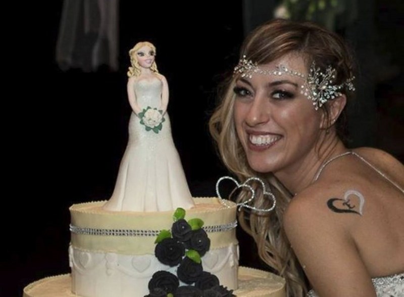 Kendisi ile törenle evlenen yalnız gelin! A24