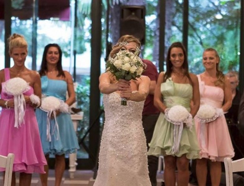 Kendisi ile törenle evlenen yalnız gelin! A24