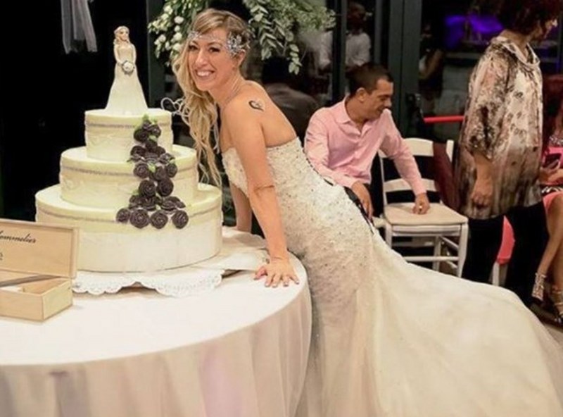 Kendisi ile törenle evlenen yalnız gelin! A24