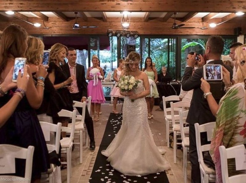 Kendisi ile törenle evlenen yalnız gelin! A24