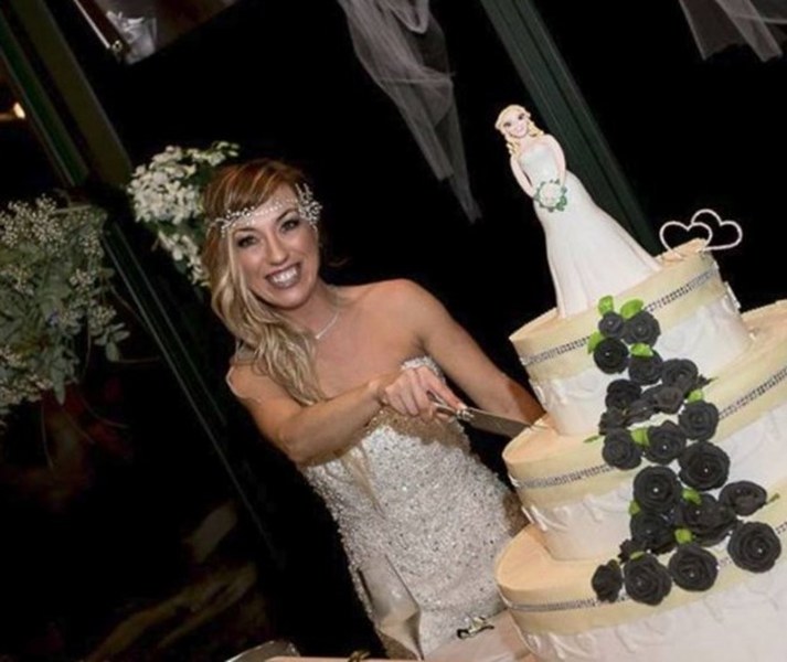 Kendisi ile törenle evlenen yalnız gelin! A24