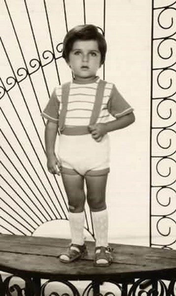 Ünlü isimlerin çocukken çektirdiği resimler ve bugünkü halleri A24