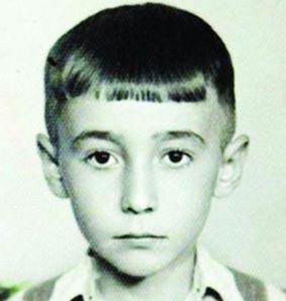 Ünlü isimlerin çocukken çektirdiği resimler ve bugünkü halleri A24