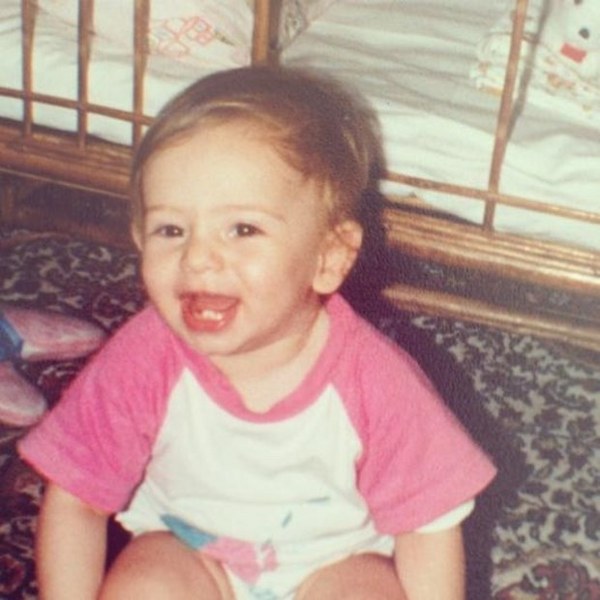 Ünlü isimlerin çocukken çektirdiği resimler ve bugünkü halleri A24