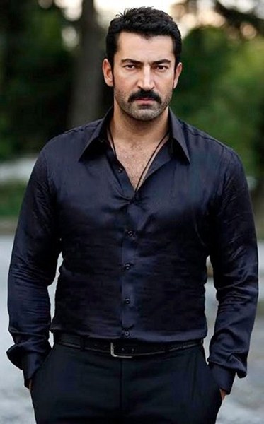 Ünlü isimlerin çocukken çektirdiği resimler ve bugünkü halleri A24