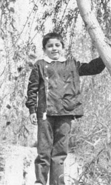 Ünlü isimlerin çocukken çektirdiği resimler ve bugünkü halleri A24