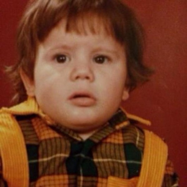 Ünlü isimlerin çocukken çektirdiği resimler ve bugünkü halleri A24