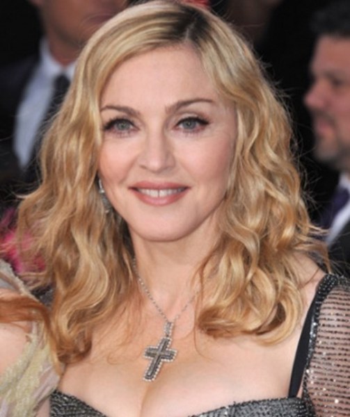 Ünlü isimlerin çocukken çektirdiği resimler ve bugünkü halleri A24