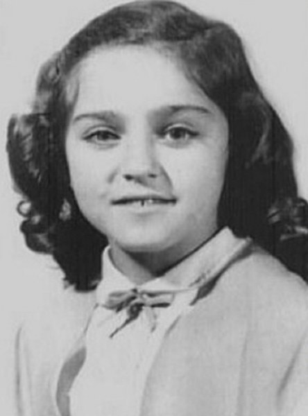 Ünlü isimlerin çocukken çektirdiği resimler ve bugünkü halleri A24