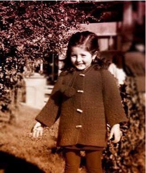 Ünlü isimlerin çocukken çektirdiği resimler ve bugünkü halleri A24