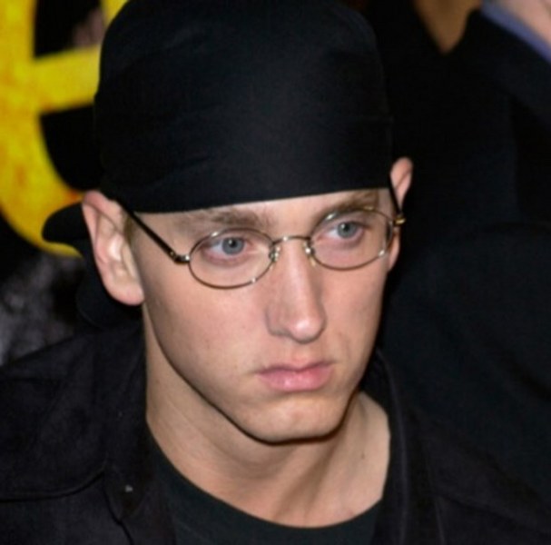 Ünlü isimlerin çocukken çektirdiği resimler ve bugünkü halleri A24