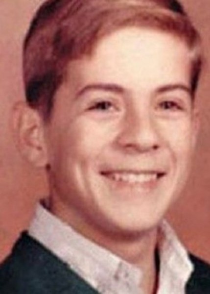 Ünlü isimlerin çocukken çektirdiği resimler ve bugünkü halleri A24