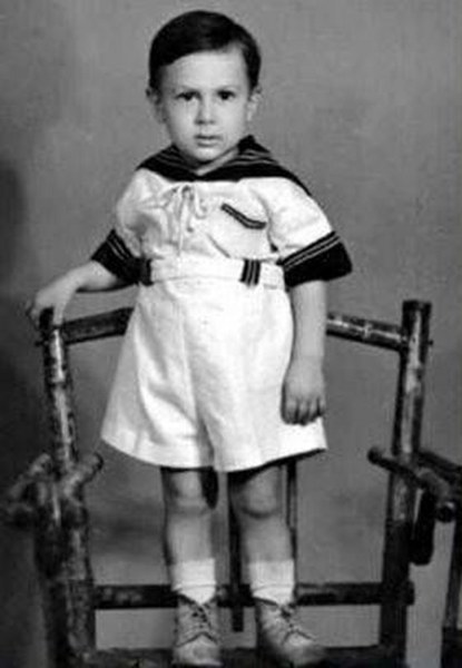 Ünlü isimlerin çocukken çektirdiği resimler ve bugünkü halleri A24