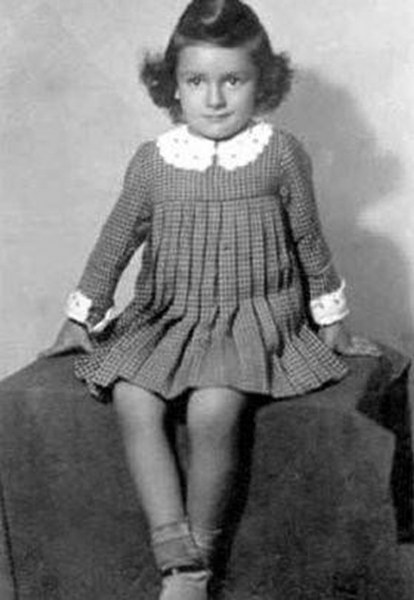 Ünlü isimlerin çocukken çektirdiği resimler ve bugünkü halleri A24