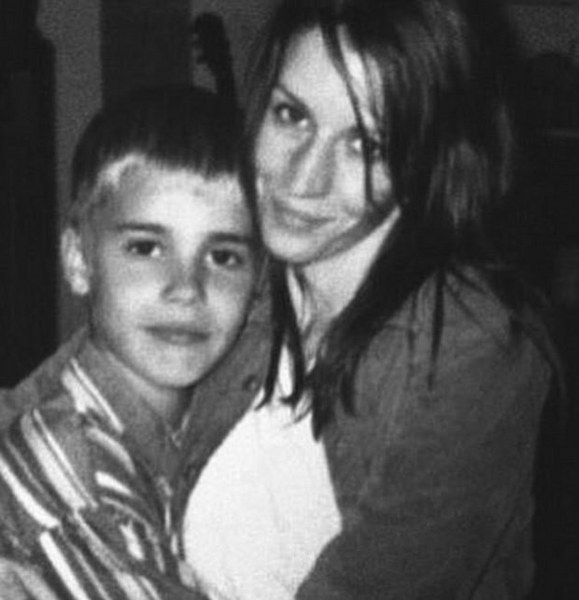 Ünlü isimlerin çocukken çektirdiği resimler ve bugünkü halleri A24