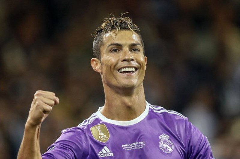 Ünlü isimlerin çocukken çektirdiği resimler ve bugünkü halleri A24