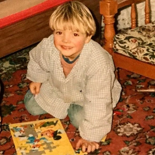 Ünlü isimlerin çocukken çektirdiği resimler ve bugünkü halleri A24