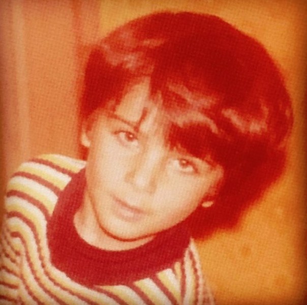 Ünlü isimlerin çocukken çektirdiği resimler ve bugünkü halleri A24