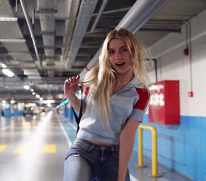 Ünlü isimlerin çocukken çektirdiği resimler ve bugünkü halleri A24