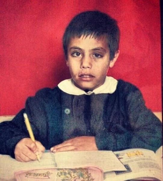 Ünlü isimlerin çocukken çektirdiği resimler ve bugünkü halleri A24