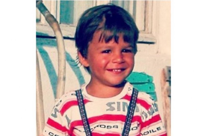 Ünlü isimlerin çocukken çektirdiği resimler ve bugünkü halleri A24