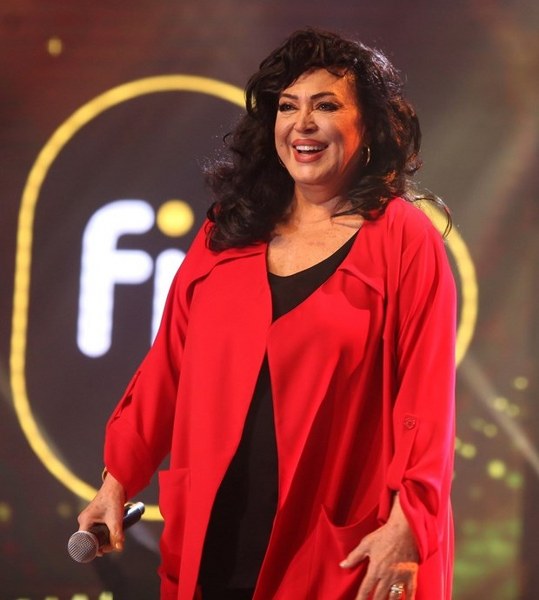 Ünlü isimlerin çocukken çektirdiği resimler ve bugünkü halleri A24