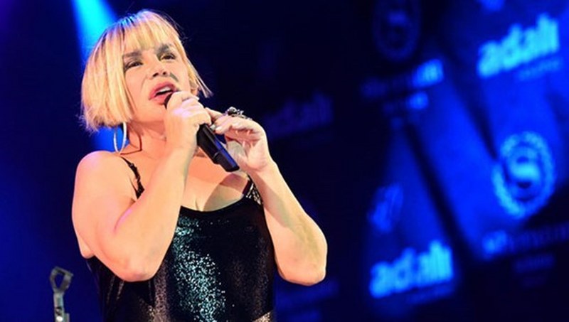 Ünlü isimlerin çocukken çektirdiği resimler ve bugünkü halleri A24