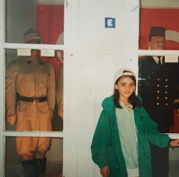 Ünlü isimlerin çocukken çektirdiği resimler ve bugünkü halleri A24