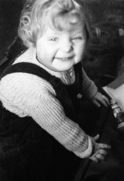 Ünlü isimlerin çocukken çektirdiği resimler ve bugünkü halleri A24