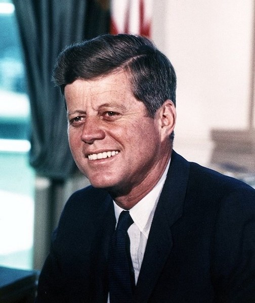 Ünlü isimlerin çocukken çektirdiği resimler ve bugünkü halleri A24