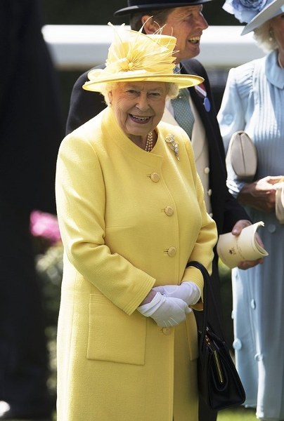 Ünlü isimlerin çocukken çektirdiği resimler ve bugünkü halleri A24