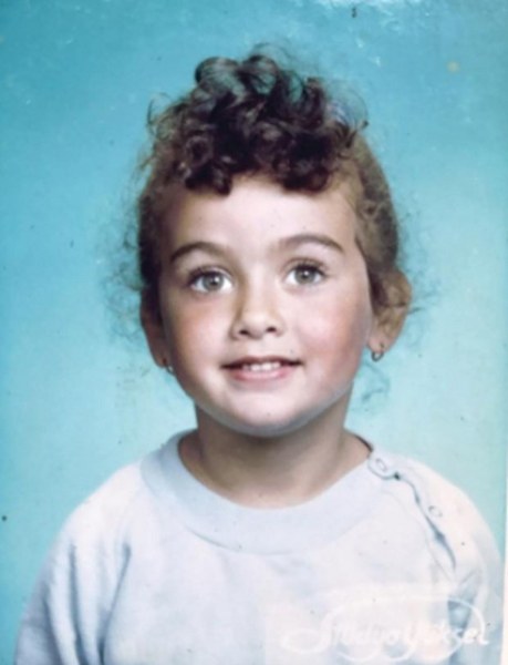 Ünlü isimlerin çocukken çektirdiği resimler ve bugünkü halleri A24