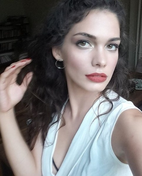 Ünlü isimlerin çocukken çektirdiği resimler ve bugünkü halleri A24