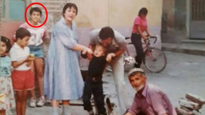 Ünlü isimlerin çocukken çektirdiği resimler ve bugünkü halleri A24