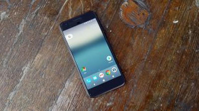 Google'ın piyasaya çıktığı gibi en iyi akıllı telefon ödülünü alan Pixel 2 ve Pixel XL 2 modelleri (Google Pixel 2'nin özellikleri ve fiyatı) A24