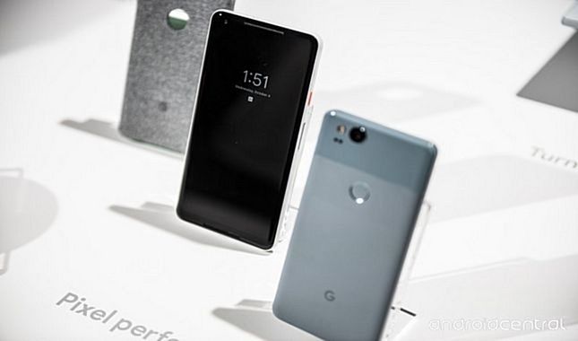 Google'ın piyasaya çıktığı gibi en iyi akıllı telefon ödülünü alan Pixel 2 ve Pixel XL 2 modelleri (Google Pixel 2'nin özellikleri ve fiyatı) A24